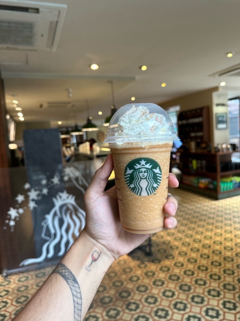 eu não acreditava em amor à primeira vista, até dar de cara com o Pumpkin Spice Frappuccino® 🤏🥰