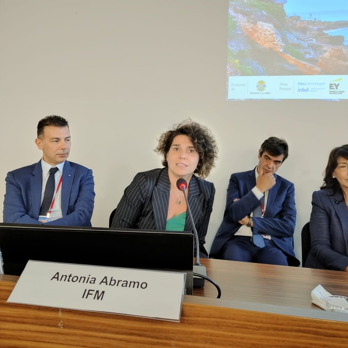 TIG_italia's tweet photo. La nostra è una idea di sanità intesa come "knowledge driven healthcare", guidata dalla conoscenza in cui la gestione del dato è elemento necessario ma non sufficiente, abbiamo bisogno di elaborare i dati

@AbramoAntonia, Direttore Generale, IFM

#Parallela1 #CalabriaDigitale https://t.co/kBaR9msfwl