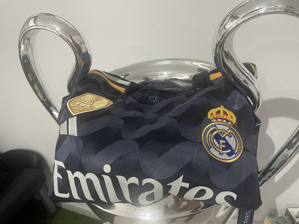 TopCamis's tweet photo. Quieres la nueva equipación del Mejor Club del Mundo? Todo oídos! 🤩🤍 https://t.co/93uPTNqU0K