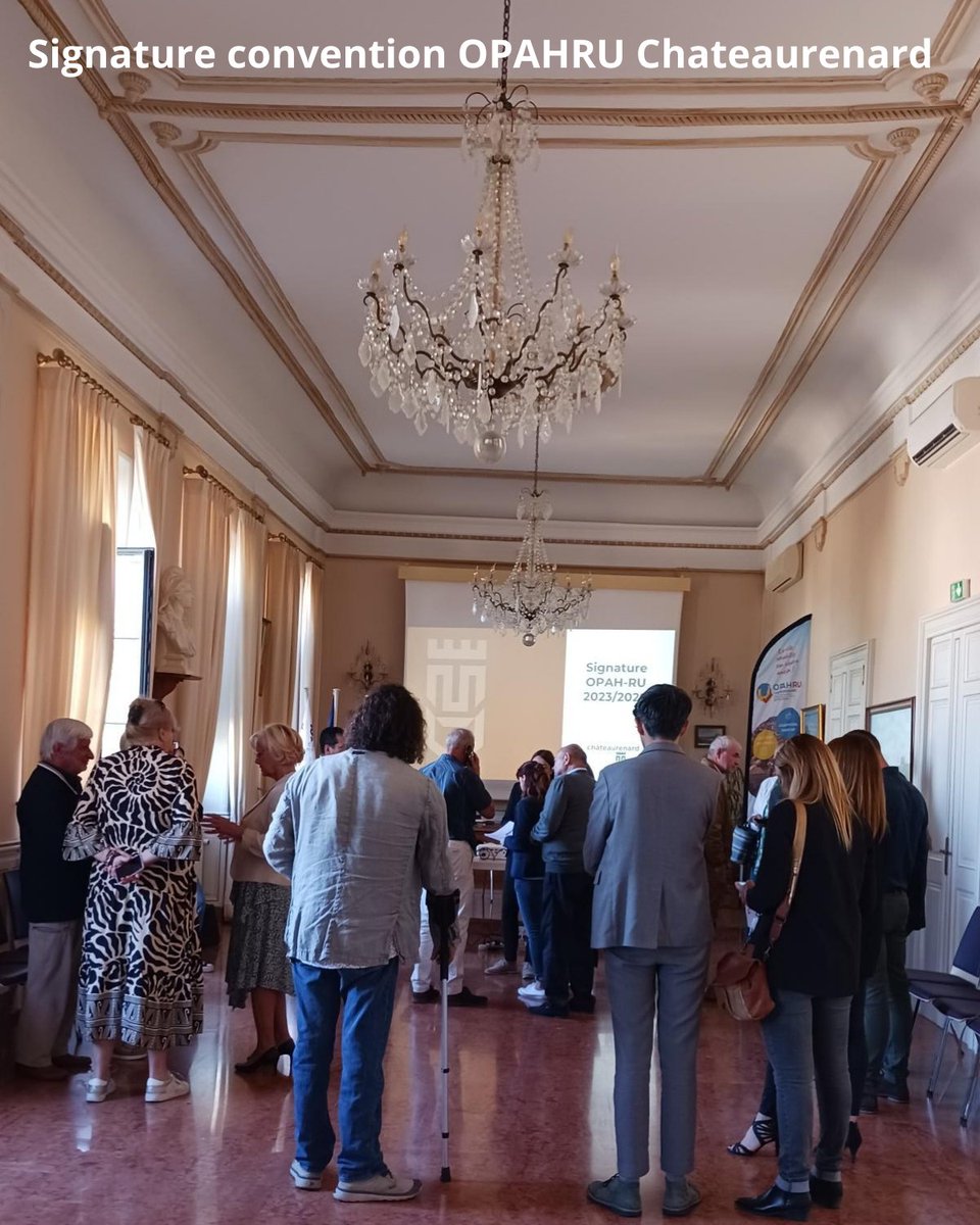 SolihaProvence's tweet photo. Signature en mairie de Chateaurenard de la convention OPAHRU 2023-2028, suivie d'une ballade urbaine. https://t.co/VkbzOb9c1u