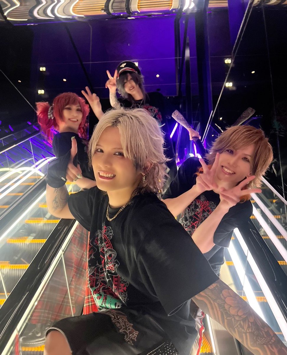 Royz_official's tweet photo. ★━━━━━━━━━━━★
         ㊗️Royz 14周年🎉
★━━━━━━━━━━━★

これからもRoyzをよろしくお願いします👨‍👨‍👦‍👦✨

#Royz
#Royz14周年 
#昴
#杙凪
#公大
#智也 https://t.co/2wYv0P1zYA