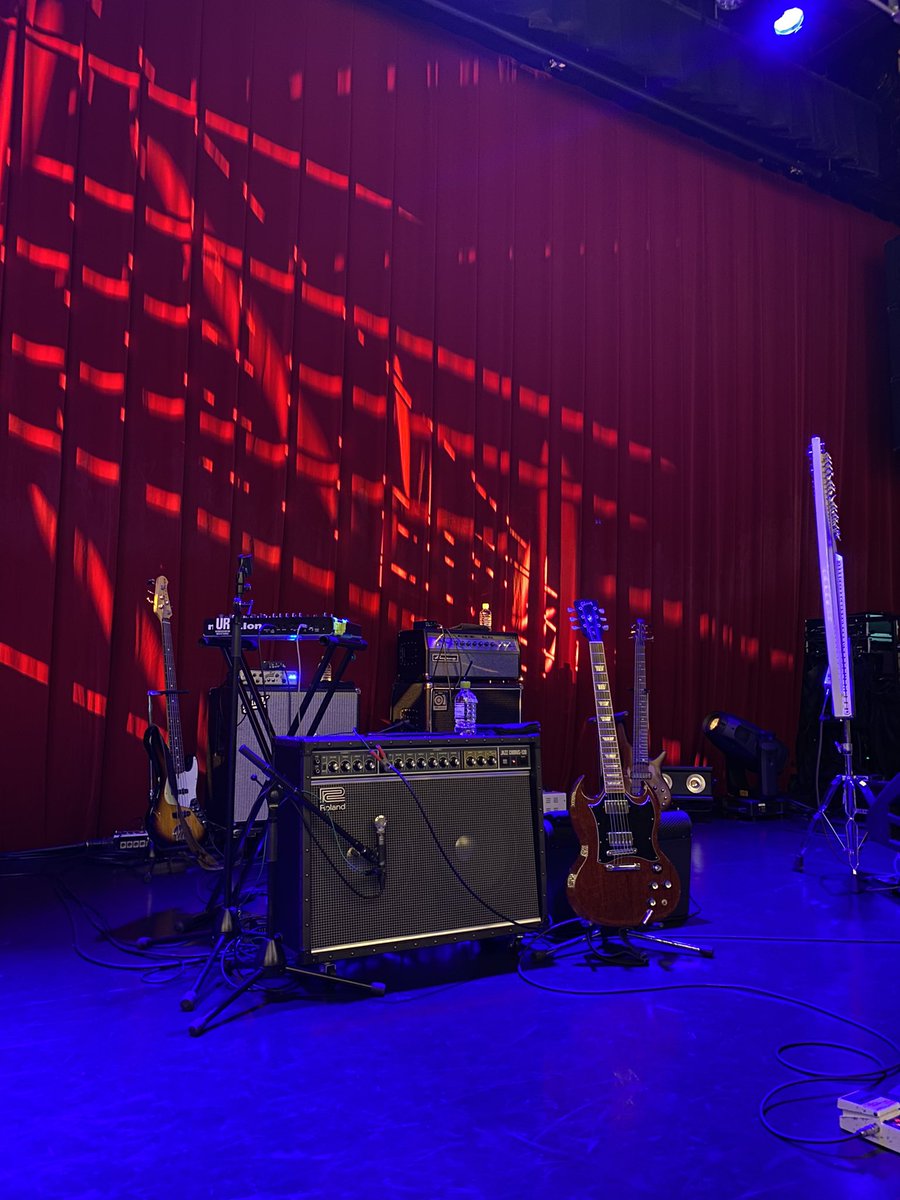 一聴すると勢いがいいのでパンキッシュですらあるのだが、確かなテクニックに裏打ちされたサウンドは縦横無尽。ワンマンが観てみたい。
GhostInTheTapesのサウンドの肝はシンセとサンプラーの存在。
#Soccer96 #GhostInTheTapes #サッカー96 #ゴースト・イン・ザ・テープス #ビルボードライブ横浜(2/3)