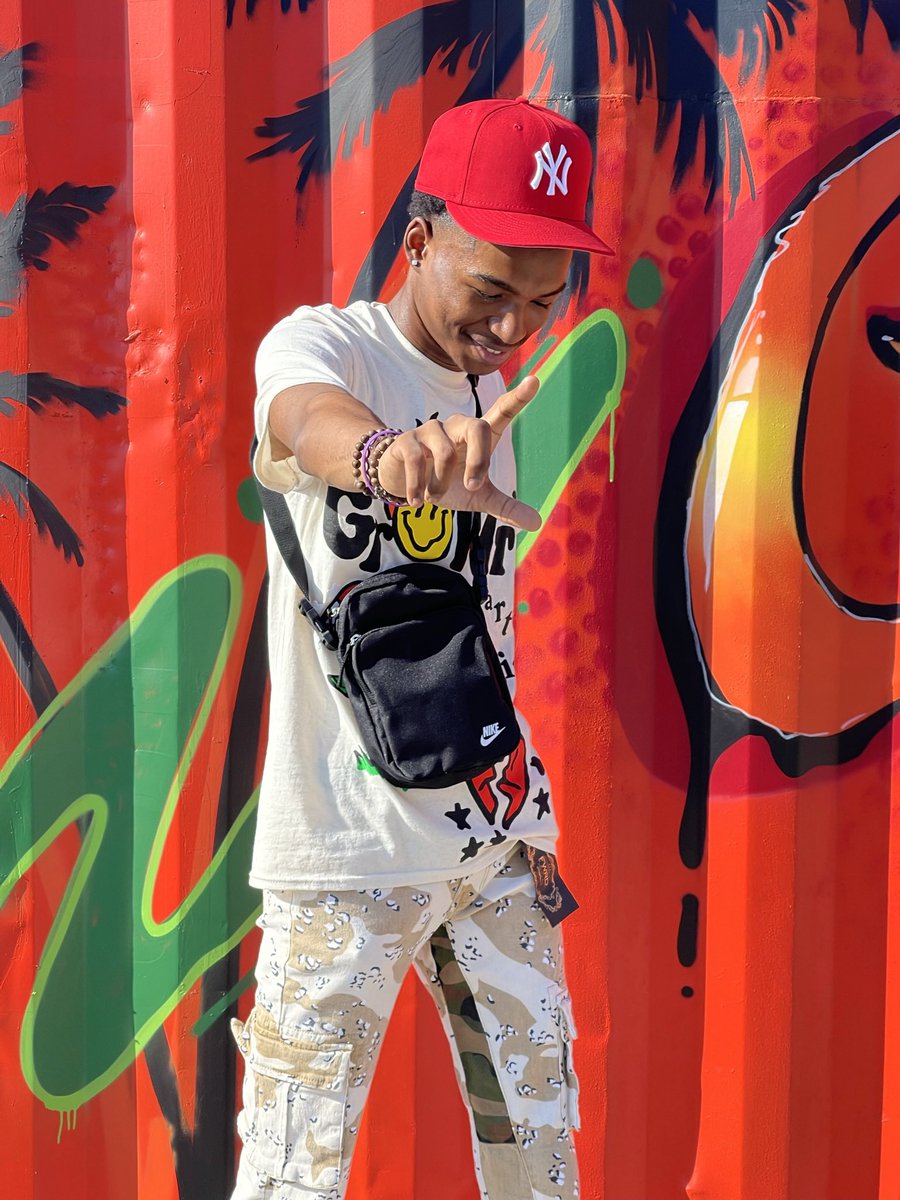 Retro 💫 tweet media