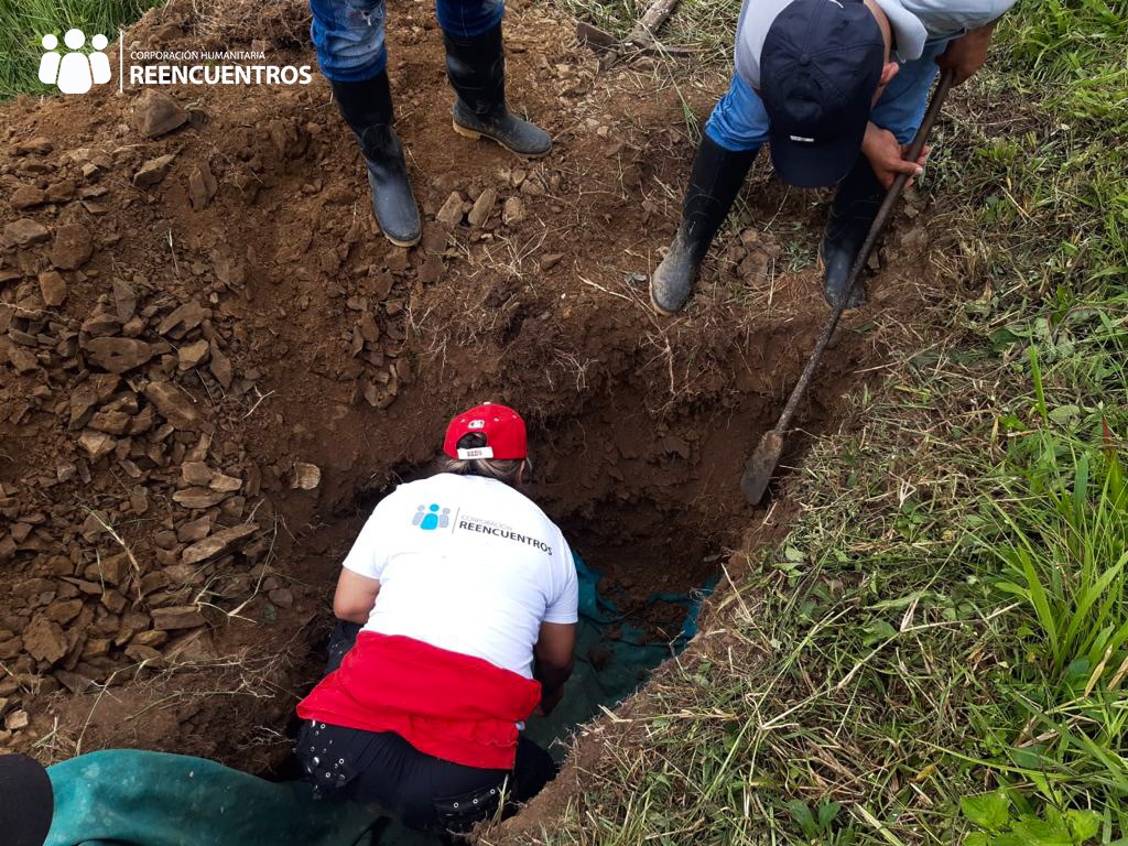 ReencuentrosCH's tweet photo. #Territorios🍃🌻Hace unos días en zona rural del suroeste de #Antioquia, acompañamos la recuperación  realizada por el @CICR_co del cuerpo de una persona que llevaba 18 años desaparecida.

En esta exhumación estuvo presente uno de sus posibles familiares

#LaBúsquedaRepara https://t.co/AGJf3YDQTM