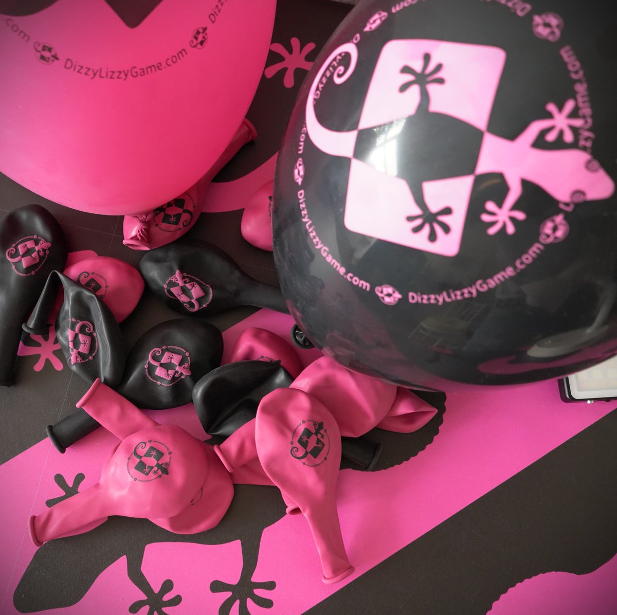 DizzyLizzyGame's tweet image. We're going to #spiel23 and taking with us #3: Dizzy Lizzy Balloons a lot a lót of Dizzy Lizzy balloons!

Wir gehen zum #spiel23 und bringen mit #3: Dizzy Lizzy Balloons! Viele, viele Dizzy Lizzy Ballons!

@SPIEL_Messe @DizzyLizzyGame