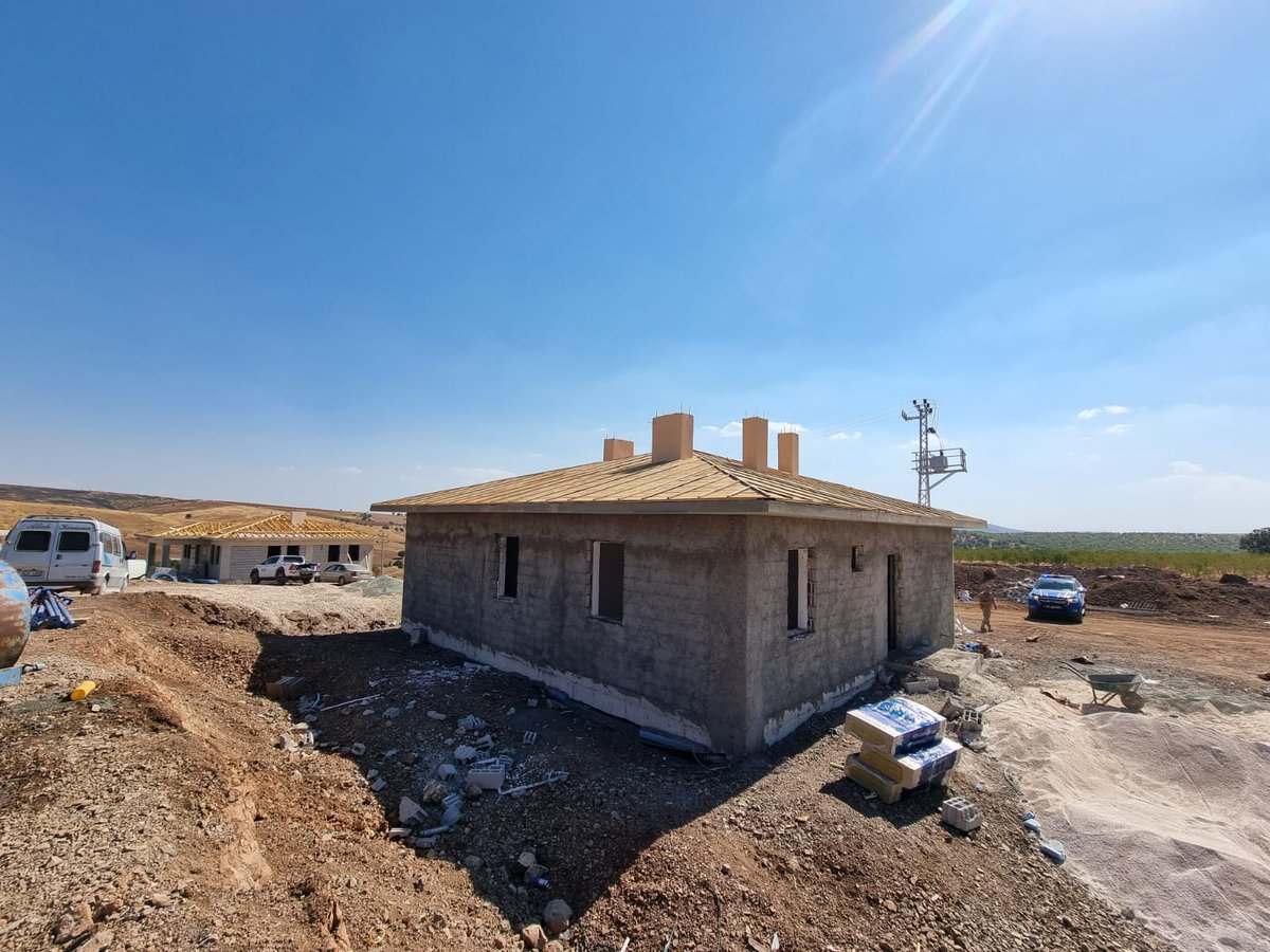 GolbasiAdymnkym's tweet photo. Kaymakamımız Sayın Tarık Buğra SEYHAN,beraberindeki heyetle beraber;

Çatalağaç Köyümüzde yapımına devam eden "Köy Evlerini" yerinde inceleyip, denetleyerek yüklenici firma yetkililerinden inşaatının son durumuyla ilgili bilgi aldı. https://t.co/HAT5hSZCjc