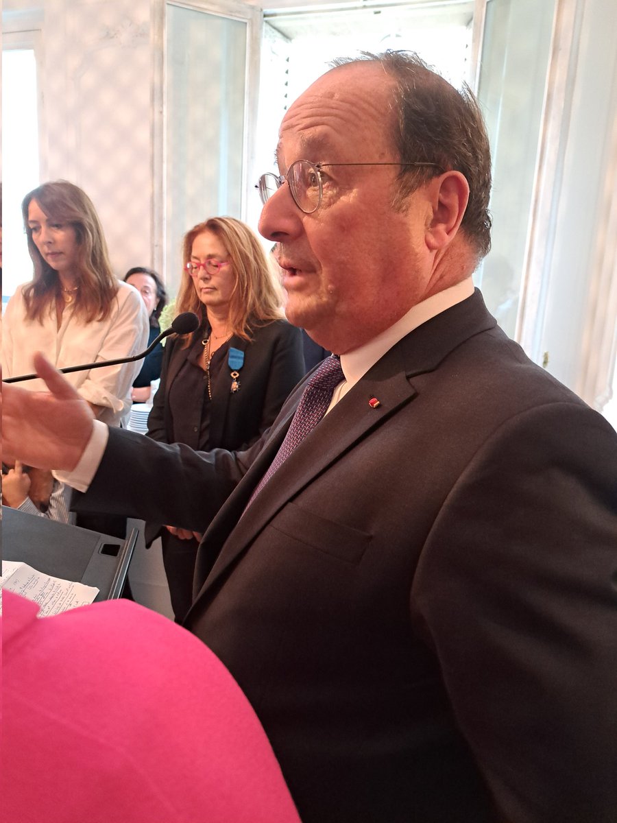 Félicitations au bâtonnier Lec pour sa promotion bien méritée comme officier de l'Ordre national du Mérite pour son action auprès des justiciables et de ses concitoyens Une occasion de retrouver mon "copain de jeunesse et de faculté" <a href="/fhollande/">François Hollande</a> qui a gardé tout son humour