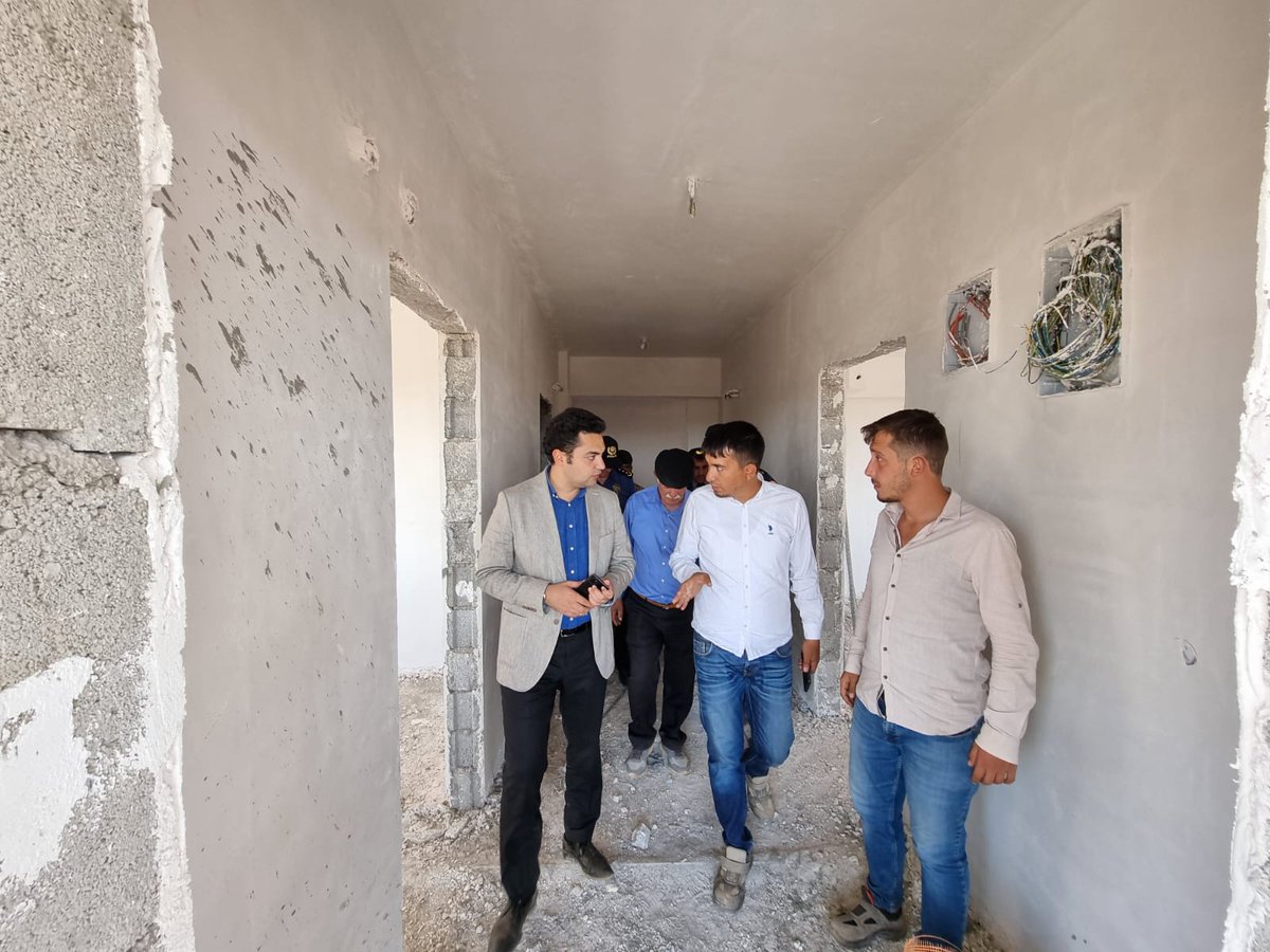 GolbasiAdymnkym's tweet photo. Kaymakamımız Sayın Tarık Buğra SEYHAN,beraberindeki heyetle beraber;

Çatalağaç Köyümüzde yapımına devam eden "Köy Evlerini" yerinde inceleyip, denetleyerek yüklenici firma yetkililerinden inşaatının son durumuyla ilgili bilgi aldı. https://t.co/HAT5hSZCjc