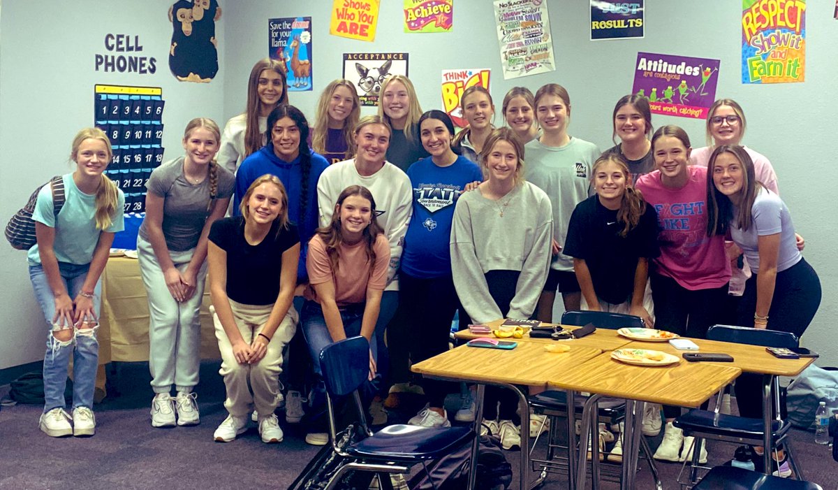 gunterladyhoops's tweet photo. We LOVE you Coach D!! Can’t wait to meet Bobby!!! God is good, y’all! 🙌🏼💙
@delangel_lauren
#futureballer #cooperjames #babyshower #hiphip #hooray #buildaboat https://t.co/xAiZZnu9sI