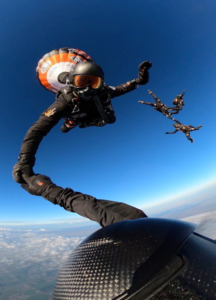 criscarter80's tweet photo. 🇺🇸 Breaking records for the families of fallen Special Ops heroes 🎖️
👨‍🚀 Meet the Alpha 5 team! 🪂
 
THE MISSION: Raise $1M for @SOFWarriorFnd for families who made the sacrifice by completing a record-setting 35k ft. formation HALO jump 
 
https://t.co/jkRBqBUOj6 #Alpha5 #SOWF https://t.co/AF9ar7t2GB