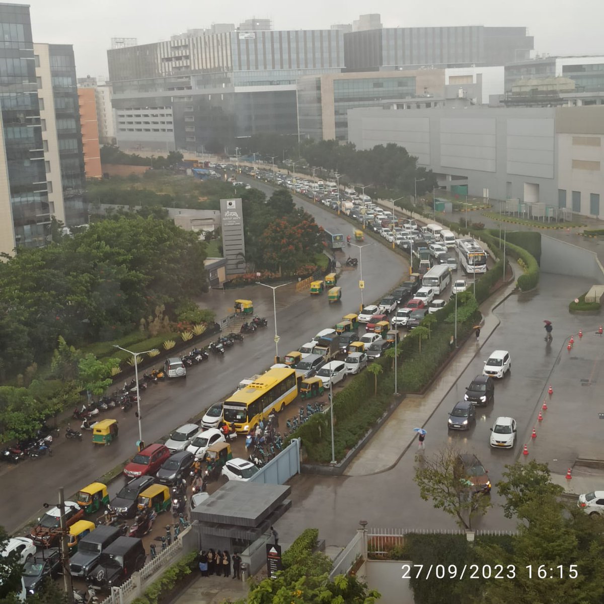 Traffic jam like never before in ORR , Sarjapur , Varthur road and all other arterial road including infamous #scorss #tcross #cromaroad  #BengaluruTraffic #ORRTraffic #Scorss
Total failure by @CMofKarnataka in addressing tech corridor issues