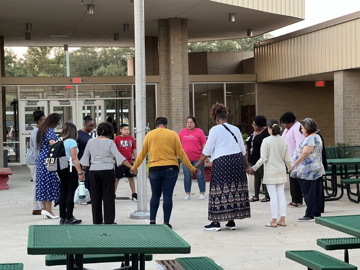 mrslrsinc's tweet photo. Thank you Lord for giving me the opportunity and strength to lead prayer today for “See you at the pole”. I give you all the honor and glory. 🙏🏼🏫🇺🇸 @ArtishaHolmes @DunnES_AISD @AldineISD #prayer #syatp2023 #seeyouatthepole #dunnelem #teaguems #WeAreAldine #aldineisd https://t.co/eBgi4wQ52d