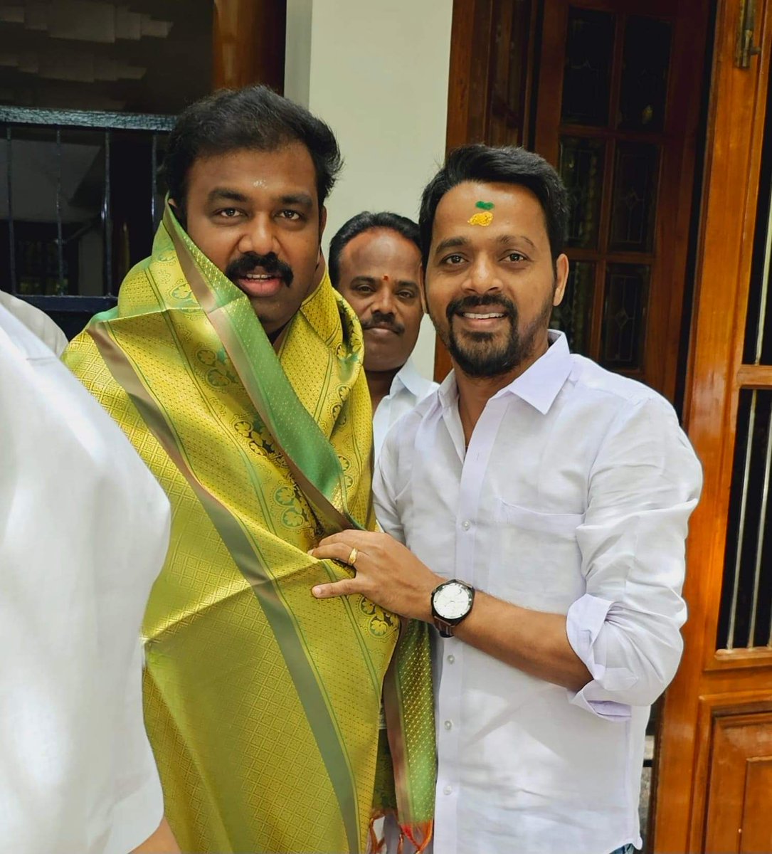 RAJKUMARVedha's tweet photo. கழகத்தின் ஒருங்கினைந்த தகவல் தொழில்நுட்ப பிரிவு செயலாளராக நியமிக்கப்பட்டுள்ள
அன்பு அண்ணண் VVR.Rajsatyen அவர்க��ுக்கு என் நெஞ்சார்ந்த வாழ்த்துக்கள் ❤️
#AIADMK #EPS #VVRR
அன்பு அண்ணனுக்கு
என் இதயம் கனிந்த
நல்வாழ்த்துக்கள் #AIADMKITWING #VVR https://t.co/OzrHh0yHzP