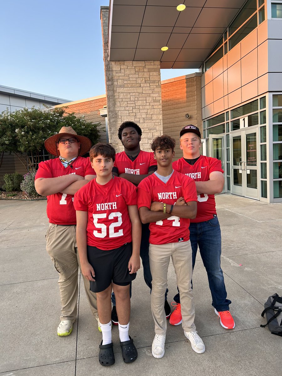 NB212athletics's tweet photo. #nbms contributing to Tarver and High Point car rider line Tuesday morning. #broncos #212 https://t.co/JoP5OnJBoc
