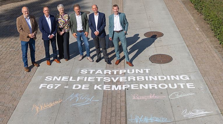 De provincie heeft vandaag met de gemeenten Bergeijk, Bladel, Eersel, Reusel-De Mierden en Veldhoven een bestuursovereenkomst getekend voor de aanleg van snelfietsroute F67. Deze loopt van Reusel en Bergeijk naar het stedelijk gebied van Eindhoven.  bit.ly/3RCze21