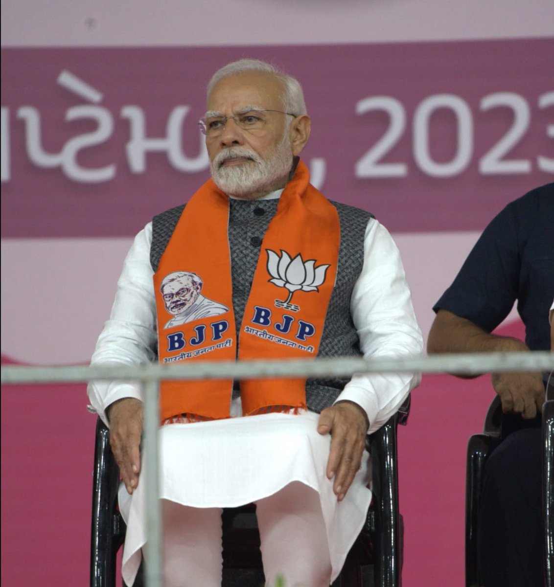 CRPaatil's tweet photo. કાર્યકર્તાશ્રીઓમાં ભારતીય જનતા પાર્ટીનાં નવો ખેસ પ્રેરણા, જોશ અને ઉત્સાહનો સંચાર કરશે. 

માનનીય પ્રધાનમંત્રી શ્રી @narendramodi સાહેબે ભારતીય જનતા પાર્ટીનો નવો ખેસ કાર્યકર્તાશ્રીઓને અર્પણ કર્યો. આ પ્રસંગે માનનીય પ્રધાનમંત્રીશ્રીને નવો ખેસ પહેરાવી એમનું અભિવાદન કરવાનું સૌભાગ્ય સાંપડ્યું. 

માનનીય પ્રધાનમંત્રી શ્રીની તસવીર અને કમળનાં નિશાનવાળા આ ખેસની ખાસિયત એ છે કે આ ખેસ વિવિંગ કરાયેલો છે. 

મને વિશ્વાસ છે કે આ ખેસ કાર્યકર્તાશ્રીઓને વધુ ઉત્સાહથી લોકસેવાનાં કાર્ય કરવાની પ્રેરણા આપશે…