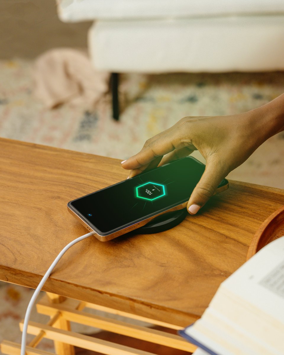infinixrwanda's tweet image. Experience the future of convenience with the Note30 Pro's wireless charging – cutting the cords, not the power. 🔋⚡ #Note30Pro