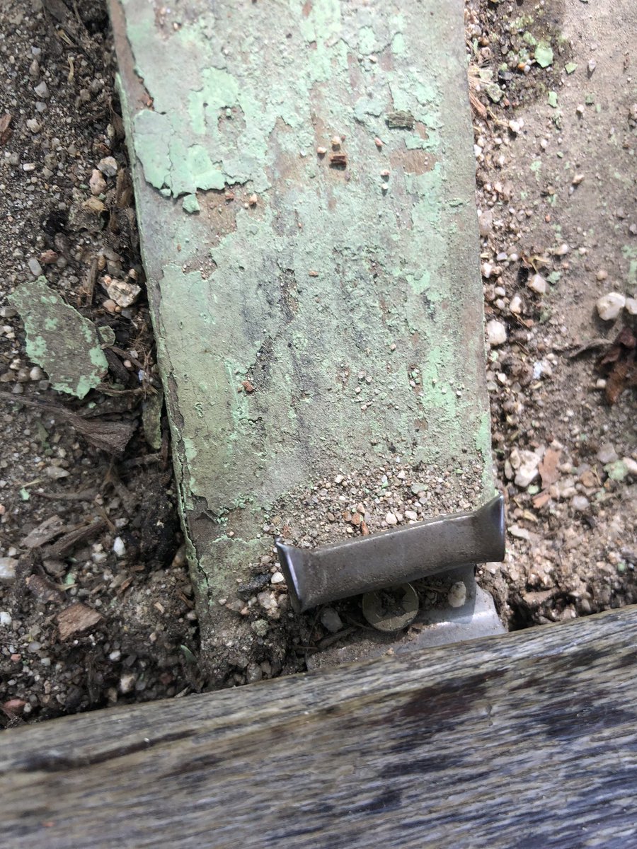 Hola <a href="/Lineamadrid/">Línea Madrid</a> los bancos del parque infantil de José Luis Sampedro se encuentran en este lamentable (y peligroso) estado desde hace al menos 3 años, y cada día que pasa empeoran… ¿soluciones? <a href="/JMDChamberi/">Distrito Chamberí</a> <a href="/MADRID/">Ayuntamiento Madrid</a>