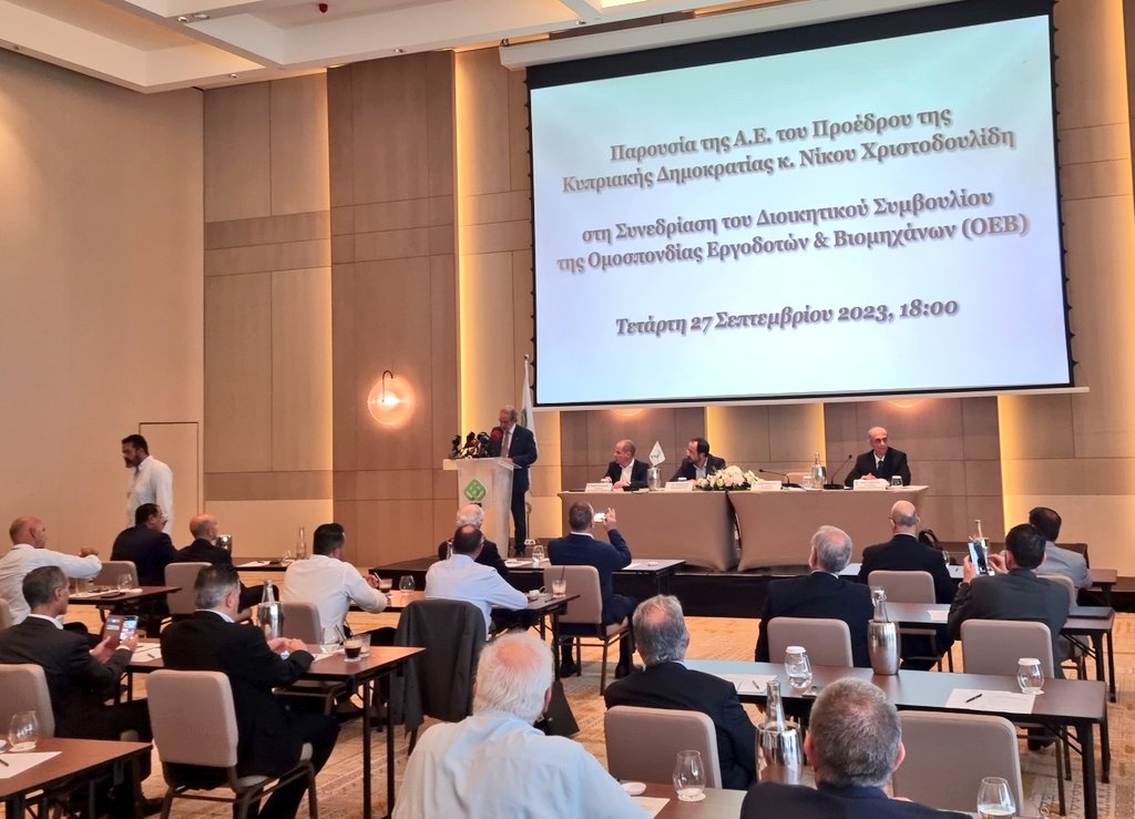 Ο ΠτΔ <a href="/Christodulides/">NikosChristodoulides</a> στη Συνεδρία του ΔΣ @oebcy στη Λεμεσό. 
Καλωσόρισμα από τον Πρόεδρο της ΟΕΒ κ. Αντώνη Αντωνίου και αναφορά στα θέματα που απασχολούν τις κυπριακές επιχειρήσεις. 
Στην ατζέντα οι αυξημένες δαπάνες σε ενέργεια και πράσινη μετάβαση, κρατικό μισθολόγιο,