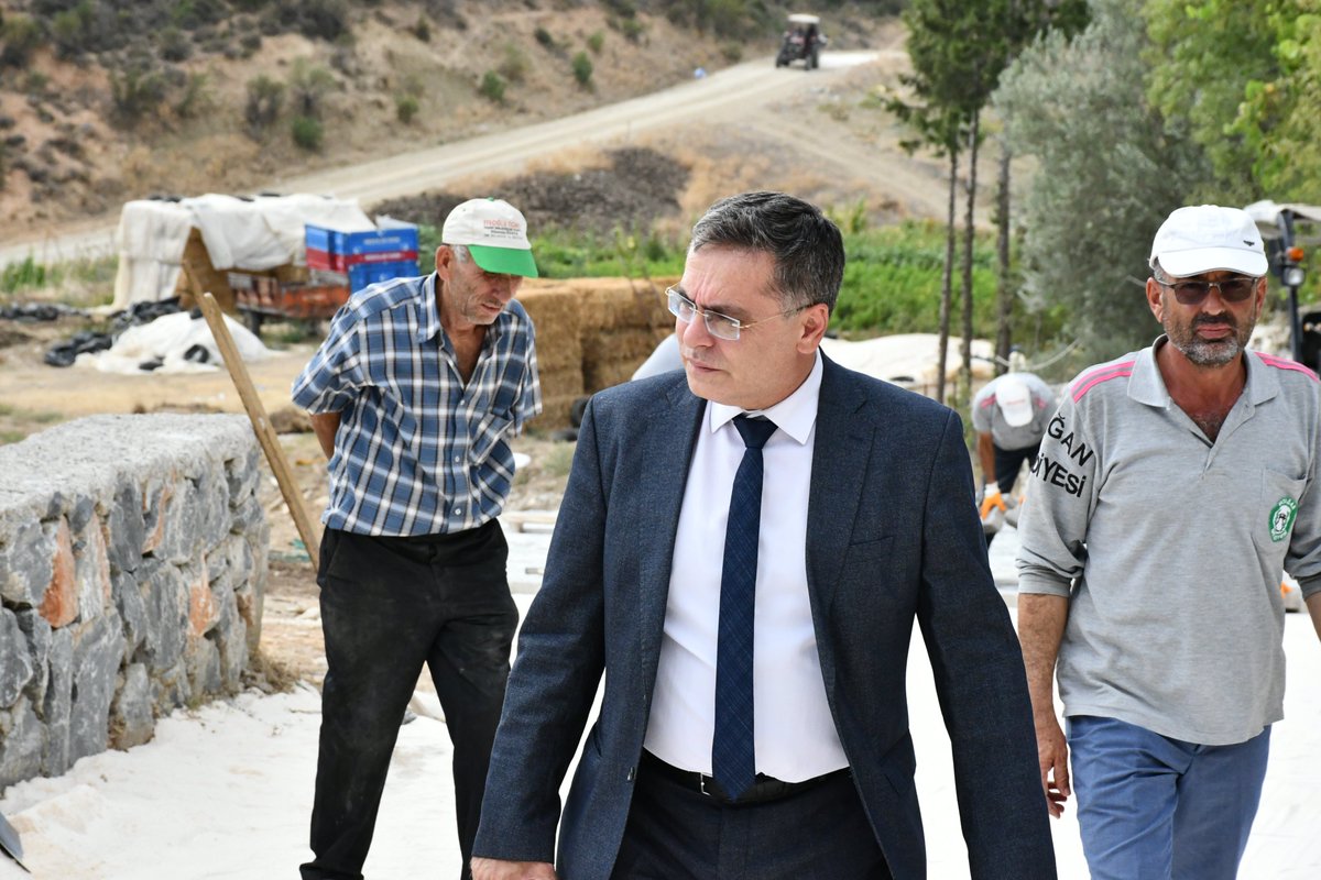 YataganBldys's tweet photo. #ÖnceHizmetÖnceYatağan #Yatağan #Bozarmut #KilitliParkeTaşı
Belediye Başkanımız Mustafa Toksöz, Bozarmut Mahallemizde süren kilitli parke taşı çalışmalarını yerinde inceleyerek, çalışmalar hakkında ekiplerimizden bilgi aldı. https://t.co/lfnQZEtBnq