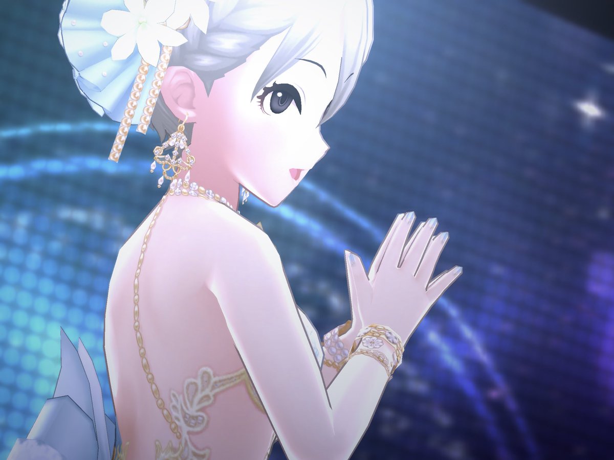 숏컷캐의 특권: 귀걸이의 뒤쪽 침이 보입니다.