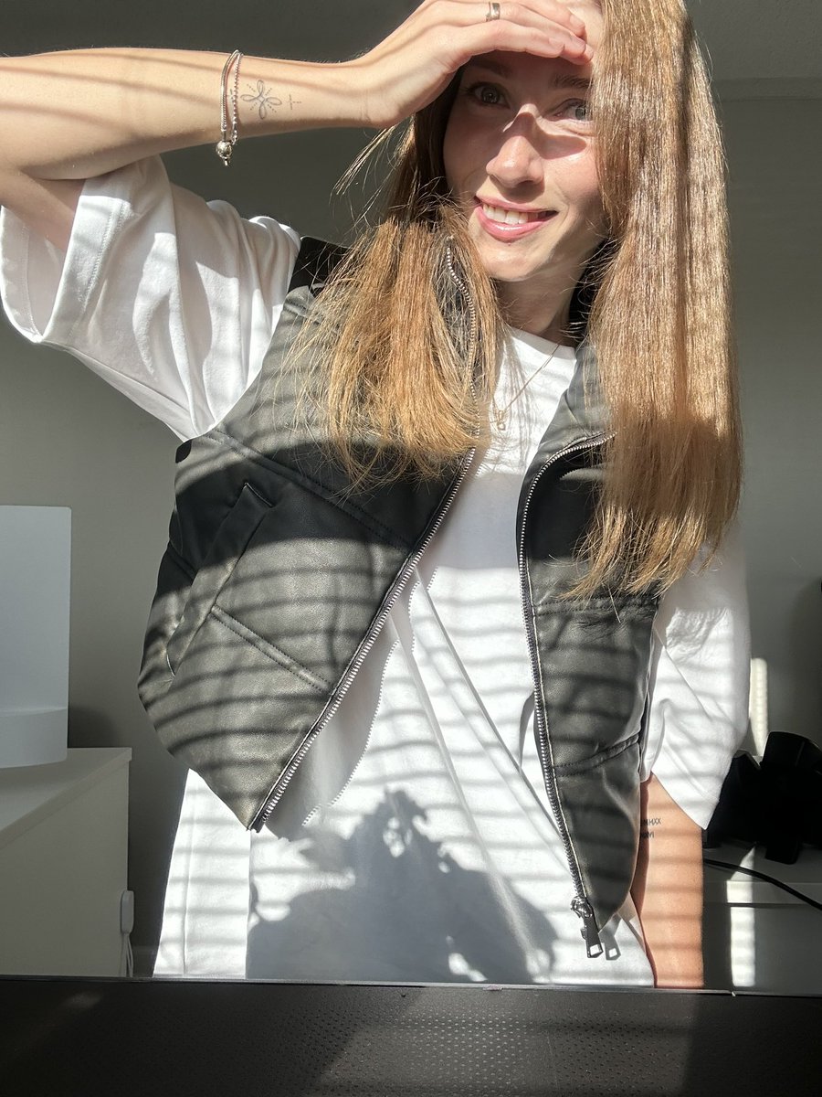 Good morning friends

Today it’s a sunny day☀️☀️
Ehuuuuuu
Have a great day!