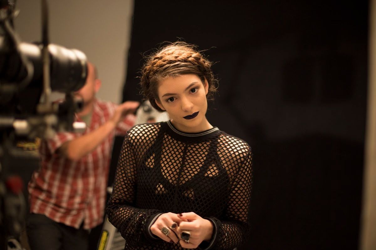 PopCrave's tweet photo. Lorde celebrates ‘Pure Heroine’ turning 10 in new email:

“‘Pure Heroine’ exists because I had the tiniest inkling of what I’ve now come to see as one of my guiding principles: that each of us have a handful of songs inside us that are ours, and only ours, to sing.” https://t.co/9di3SunVPS