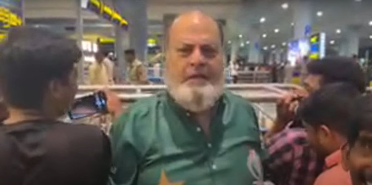 SaniiaKhan's tweet photo. Chacha Chicago is at the Rajiv Gandhi airport in Hyderabad right now with Pakistan's flag and he is raising slogan 'Jeetay ga bhai jeetay ga, Pakistan jeetay ga' ❤️❤️❤️ 

Love you.    RT please!
#PakistanZindabad #PakistanCricketTeam #CWC23 #INDvsAUS #IndvAus https://t.co/jNC0qx1Emw