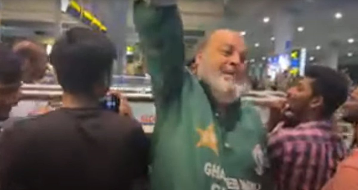 SaniiaKhan's tweet photo. Chacha Chicago is at the Rajiv Gandhi airport in Hyderabad right now with Pakistan's flag and he is raising slogan 'Jeetay ga bhai jeetay ga, Pakistan jeetay ga' ❤️❤️❤️ 

Love you.    RT please!
#PakistanZindabad #PakistanCricketTeam #CWC23 #INDvsAUS #IndvAus https://t.co/jNC0qx1Emw