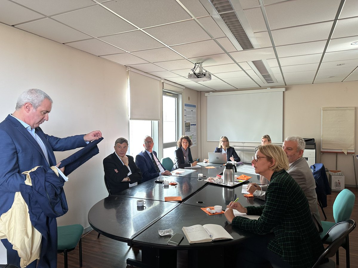 Excellente nouvelle :le Gerontopole <a href="/hautsdefrance/">Région Hauts-de-France</a> s'installe à Amiens.Reunion de travail avec <a href="/AnPinon/">Anne Pinon</a>, Didier Renaut nouveau directeur <a href="/CHUAmiens/">CHU Amiens-Picardie</a> et les Pr Bloch et Berquin pour « Comment bien vieillir en hauts de France , comment prendre soin de nos aînés ? »