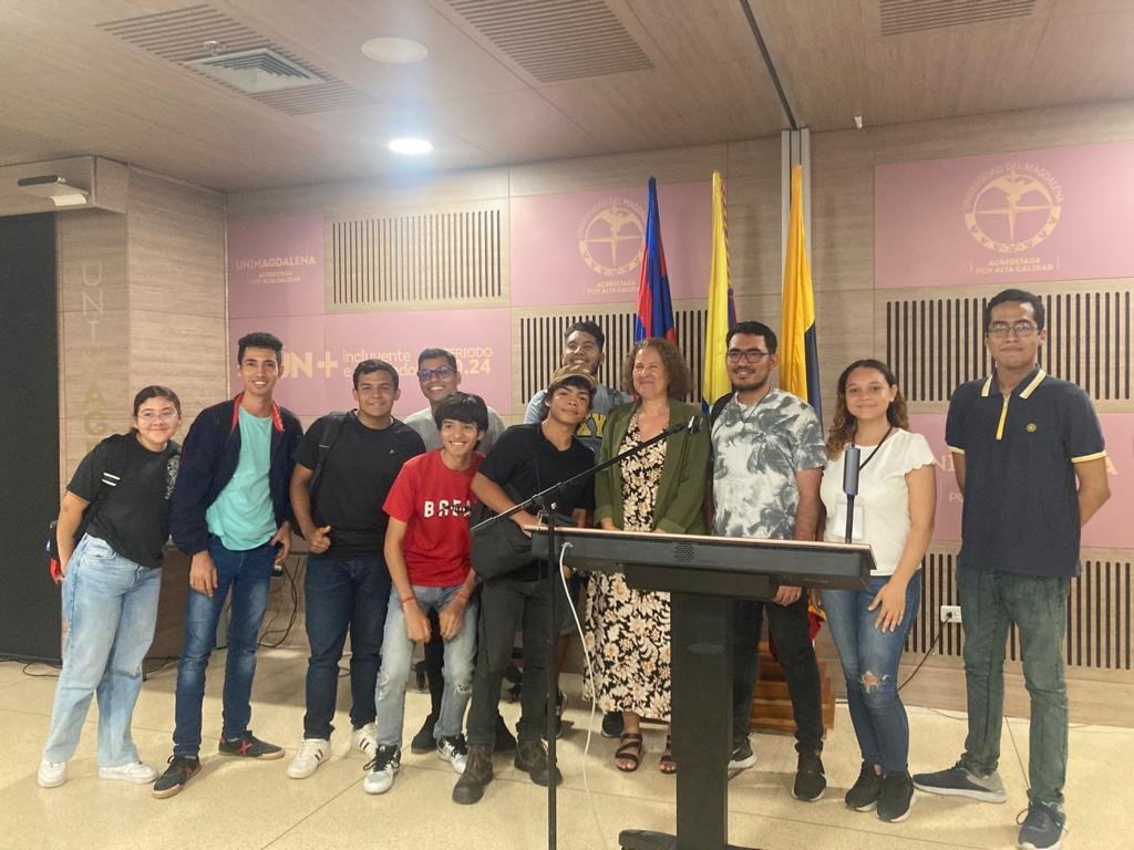 DUNEScience's tweet image. Inés Gil-Botella of @CIEMAT_OPI presented Neutrinos: la revolución de lo más pequeño to a full house at the collaboration week public lecture. So of course her fans requested a photo! @Unimagdalena #dunescience #collabweek @internationalcollab