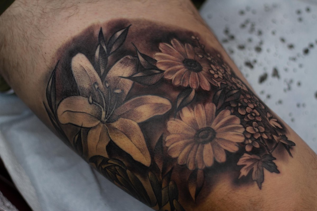 StudioEigh40637's tweet photo. Tattoo Tip #5: Aftercare is essential! Once your tattoo is done, follow your artist's aftercare instructions. Keep it clean, moisturized, and protected from the sun. Avoid scratching, picking, or submerging it in water until it's fully healed. https://t.co/taebxq3n1R