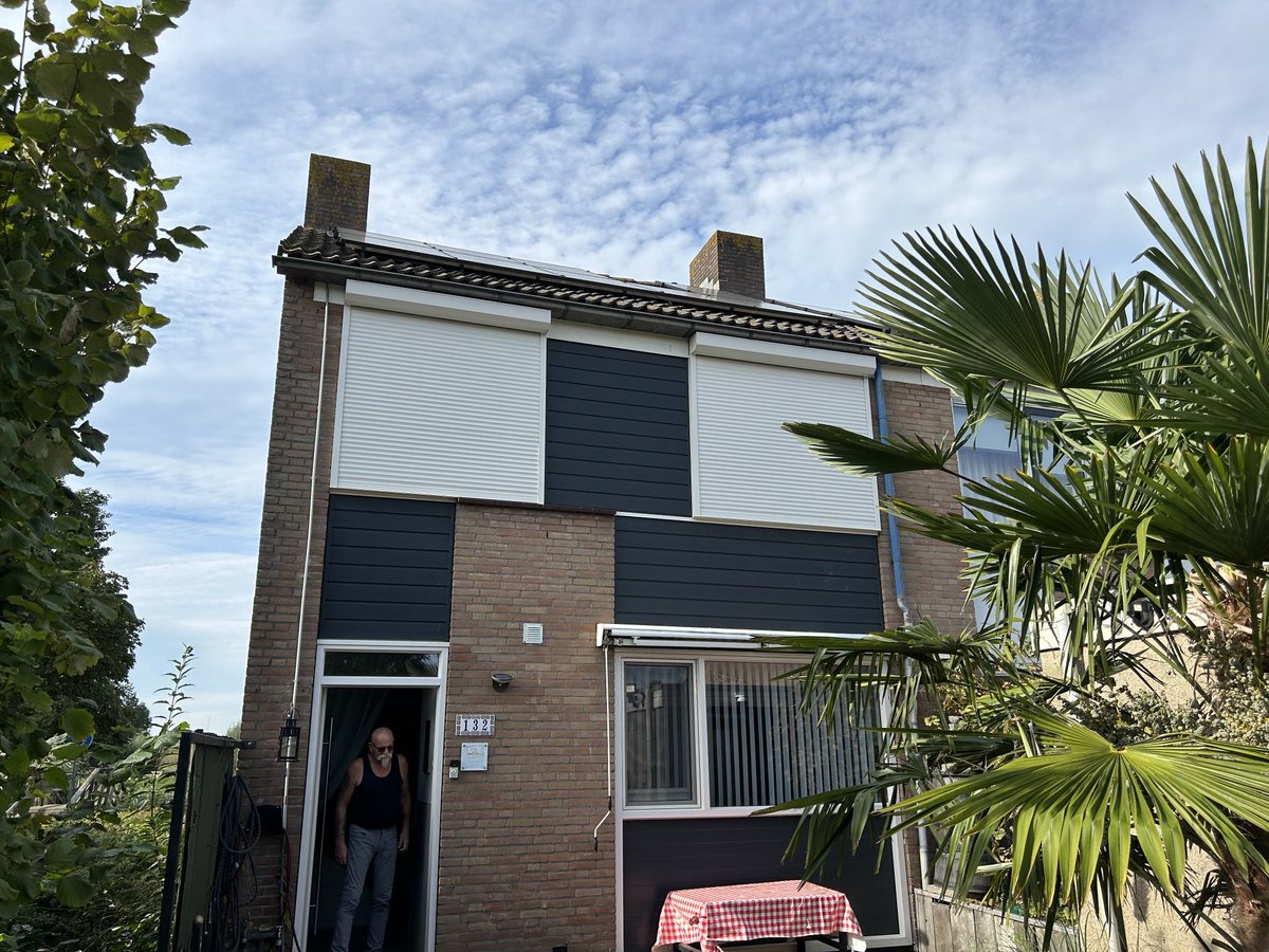 Einde van een bewogen dag. 
Waarin we vanaf 10.00 tot 16,00 3 werklui over de vloer hadden. 
Ik daarna mijzelf een dram Tomatin Metal in schonk waar een fruitvlieg zijn dood opzocht (een mooie dood toch niks mis mee.). Mijn wederhelft een fles Amarone wijn opentrok en nu RUST.