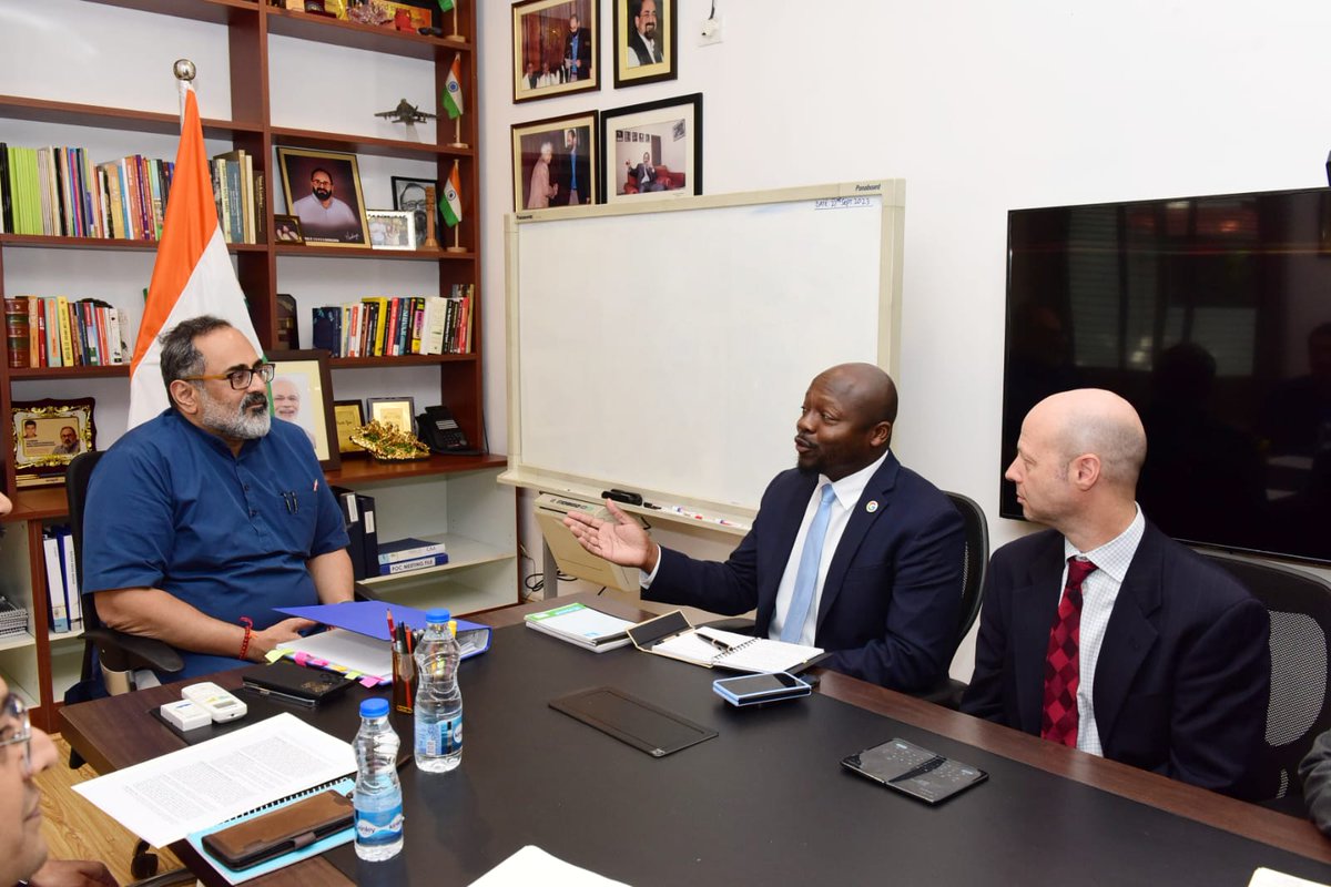 Mr. Wilson L White <a href="/WilsonLWhite/">Wilson L. White</a>, Vice President <a href="/Google/">Google</a> called on me today at #NewDelhi.

Congratulating Team Google on their 25th Anniversary!

#Google25