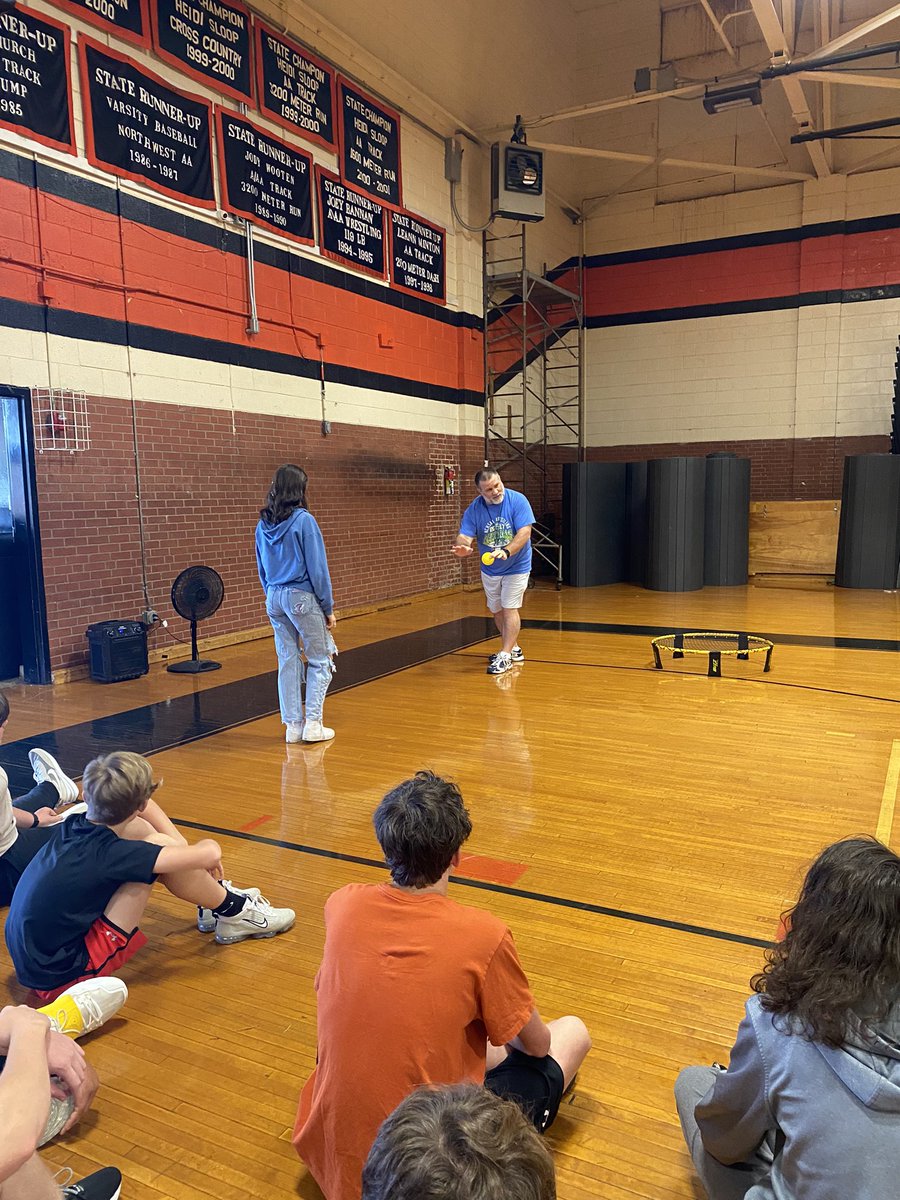 Thanks @CoachEarlRoland for helping teach Spikeball today in my freshman PE class! 🙌 Teamwork @WWHS_PE