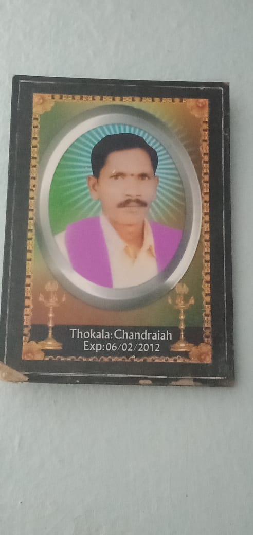 BansilalRatod's tweet photo. తెలంగాణా రాష్ట్ర ఏర్పాటు కోసం పోరాటం చేసి, #TRS పార్టీ ఉట్నూర్ మండలం అధ్యక్షులుగా నిర్వీరామంగా పనిచేసి, తెలంగాణా రాష్ట్ర ఏర్పాటుకోసం తన ప్రాణాన్నే త్యాగంచేసుకున్న తోకల చంద్రయ్య గారు అమరుడై 10సంవత్సరాలు కావస్తున్న,రోడ్డునపడ్డ తన కుటుంబాన్ని పట్టించుకోని పాలకులతో జాగ్రత్త @bsp4kpr https://t.co/Kd4Xu0x9Ry