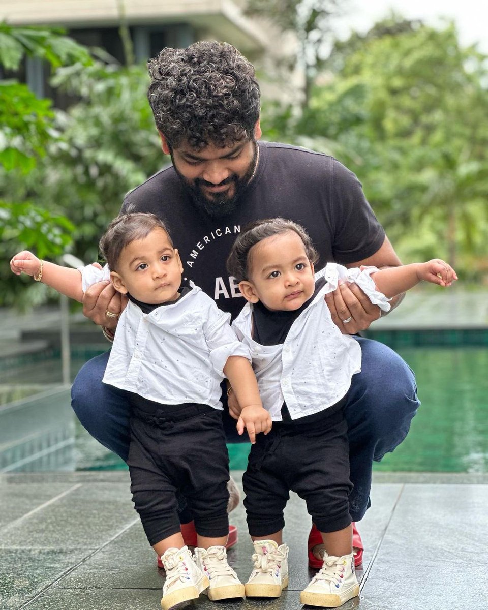 deva_natty's tweet photo. Sweet family @NayantharaU @VigneshShivN https://t.co/R6hb9zfRUu