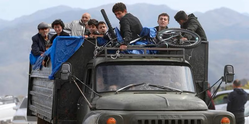 remocontro_it's tweet photo. Esodo forzato degli armeni dal Nagorno-Kharabakh lungo il corridoio di Lachin che collega la regione contesa al territorio armeno. Accuse di pulizia etnica mentre il governo azero dichiara di voler integrare i residenti della zona come «cittadini paritari»
https://t.co/2hCBiYiVTh https://t.co/Sgz3fjjJIx