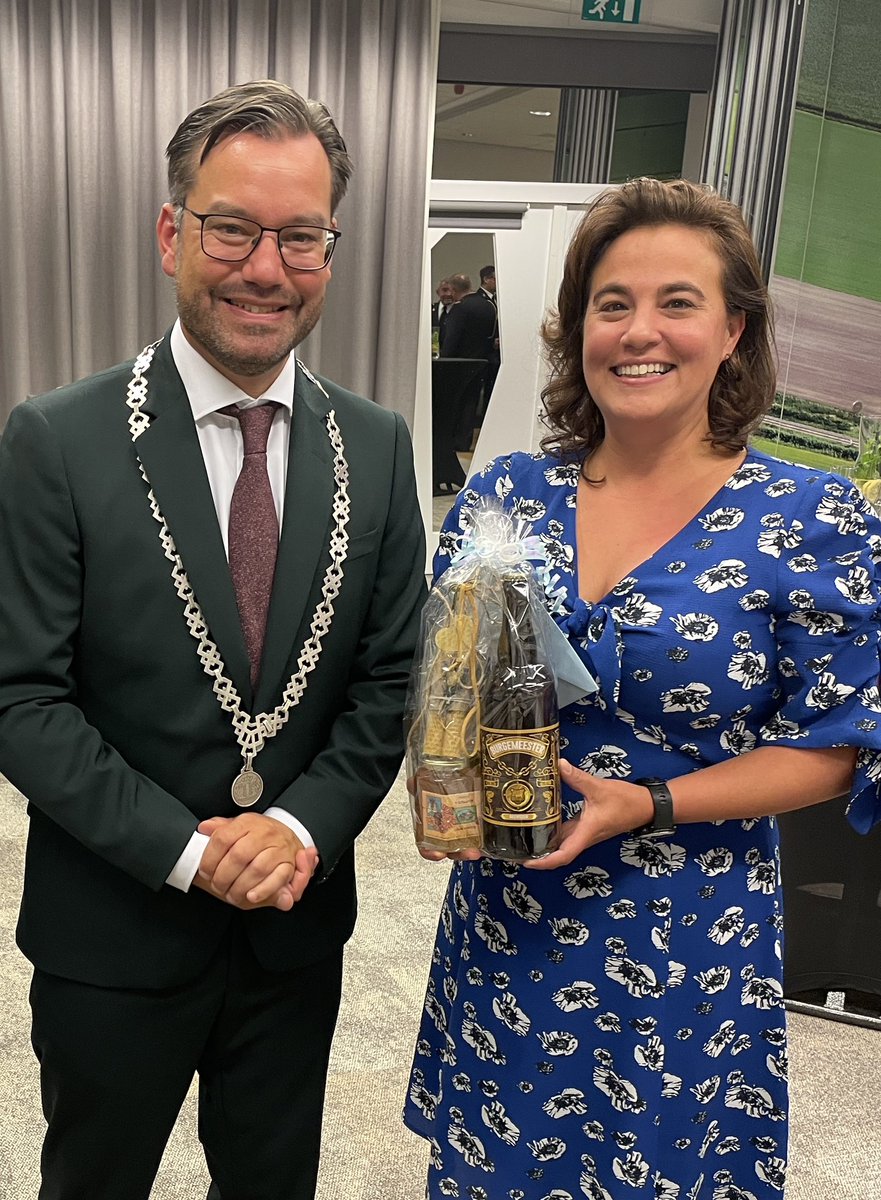 Van harte gefeliciteerd Michiel Pijl met je benoeming en installatie als nieuwe burgemeester van Medemblik. Wat een mooie eerste toespraak aan alle inwoners. Veel succes de komende tijd!! Bij deze gelegenheid mocht een Burgemeester biertje uit de #Beemster niet ontbreken 😀