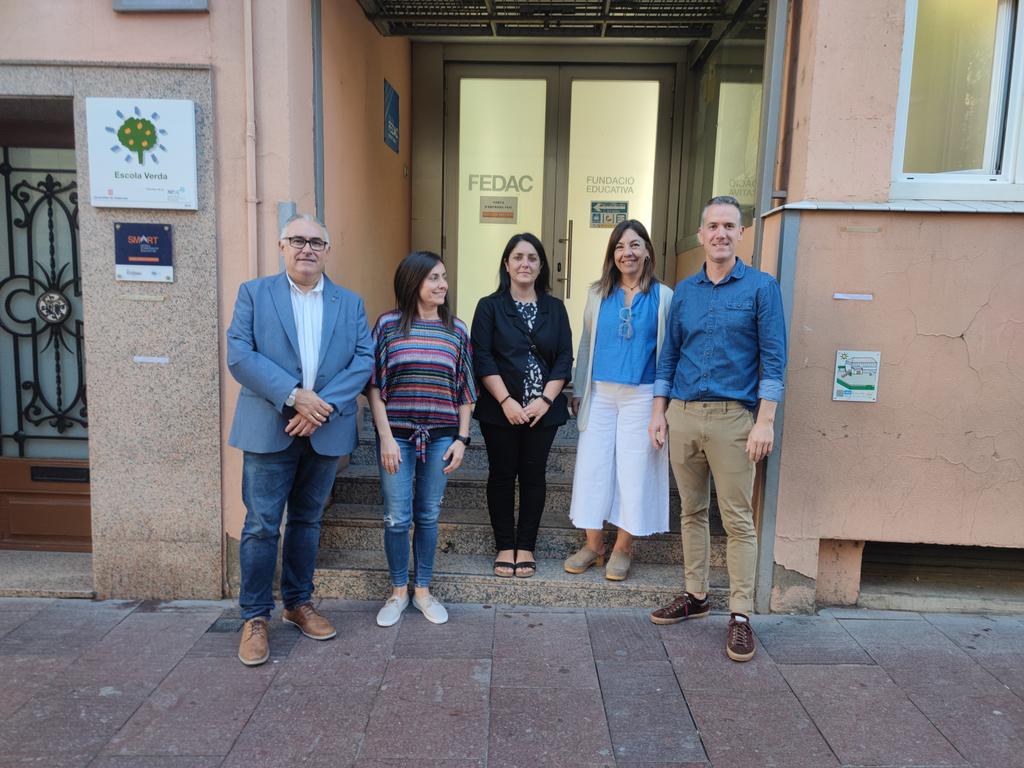 AjMontcada's tweet photo. 📝 L'alcalde, @BartolomeEgea, i la regidora d'Educació, Anabel Moreno, han visitat aquest matí l'escola @FEDACMontcada, on s'han reunit amb la direcció per conèixer les necessitats del centre educatiu. https://t.co/G5xq4oIEP3