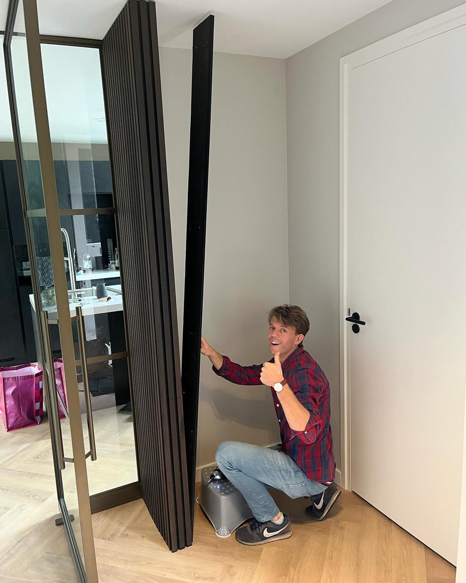 DeBedweters's tweet photo. Met een prachtige #Raffito maatwerkoplossing in de hal creëer je niet alleen extra opbergruimte, maar ook een stijlvolle en functionele entree.

Een speciale dank aan Dick Schotvanger, die heeft geholpen om dit project te realiseren. https://t.co/nLzrxP9lqI
