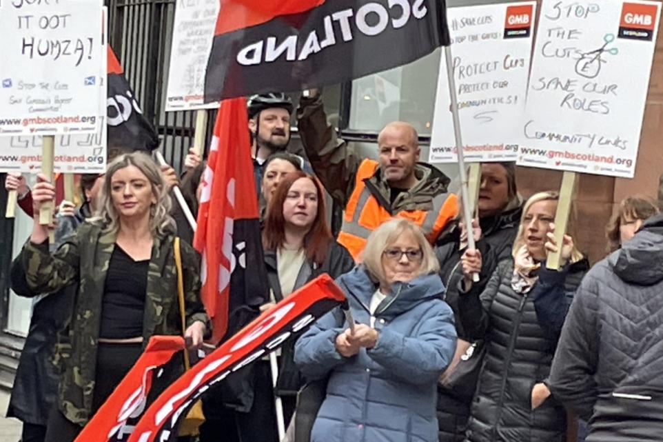 annemakeslinks's tweet photo. 🪧 Glasgow Community Links Workers from two providers stand together in support to fight for our jobs #CLPs #SaveCLPs #MakesLinks 27/9
➡️Big THANK YOU to community organisations who also support us and share concerns about a reduction  in service 
Photo borrowed from news article https://t.co/pWTO1Ieiz3