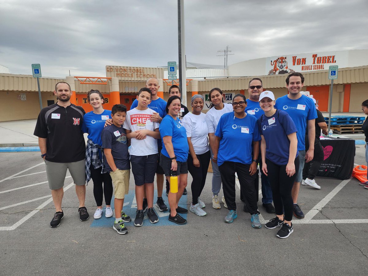 USAP_Updates's tweet photo. During #USAPCares week, we joined forces with @TheJust1Project , serving 168 households and 848 individuals. 14 of our dedicated team members volunteered 28 hours, helping distribute food to low-income families in need. 💙 #USAPCaresWeek #CommunityMatter https://t.co/MuhEgH2oqM