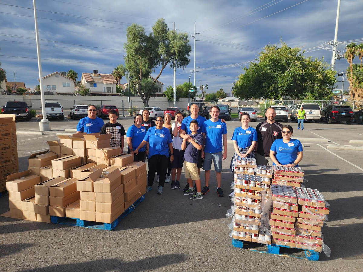 USAP_Updates's tweet photo. During #USAPCares week, we joined forces with @TheJust1Project , serving 168 households and 848 individuals. 14 of our dedicated team members volunteered 28 hours, helping distribute food to low-income families in need. 💙 #USAPCaresWeek #CommunityMatter https://t.co/MuhEgH2oqM