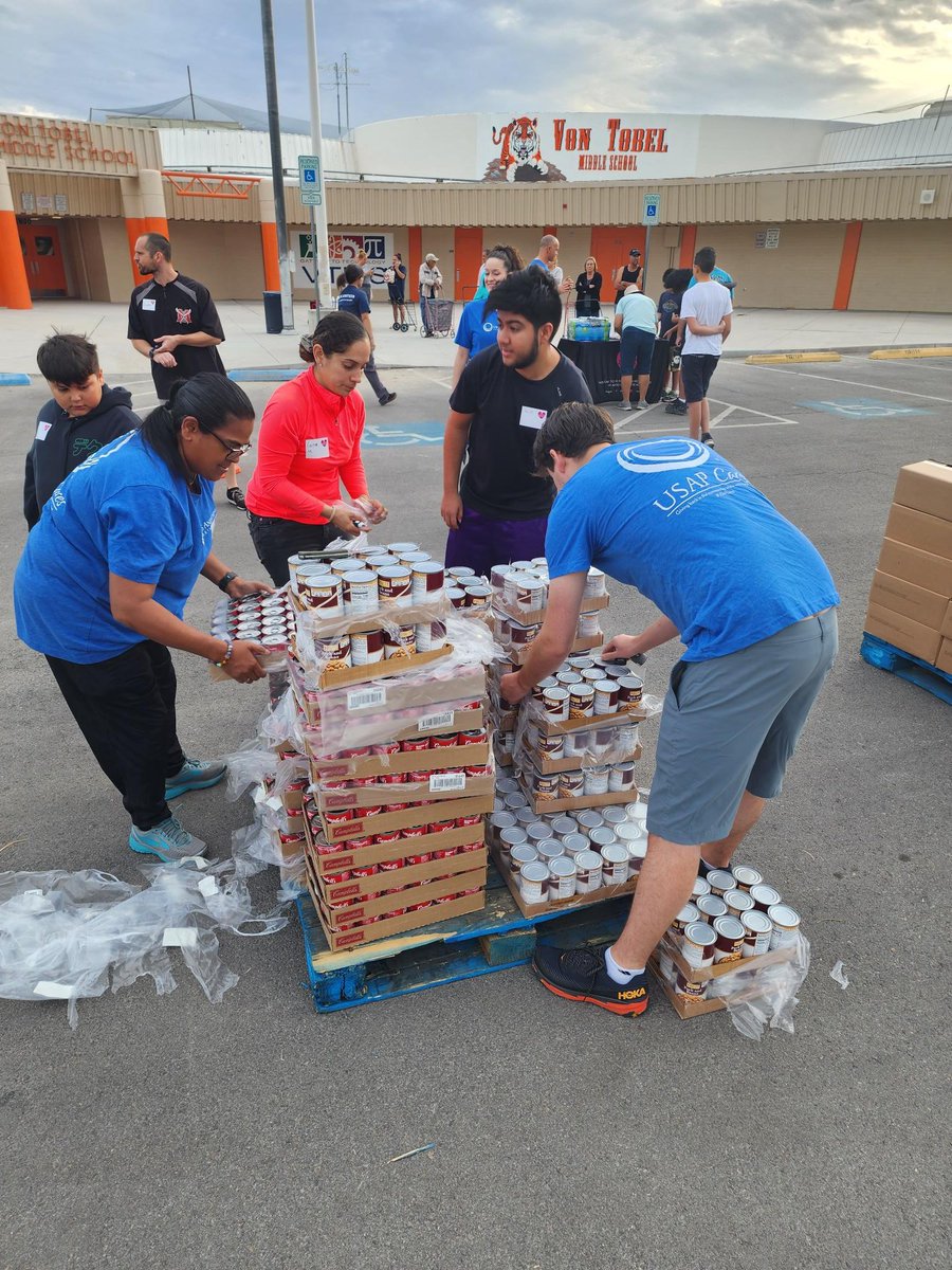 USAP_Updates's tweet photo. During #USAPCares week, we joined forces with @TheJust1Project , serving 168 households and 848 individuals. 14 of our dedicated team members volunteered 28 hours, helping distribute food to low-income families in need. 💙 #USAPCaresWeek #CommunityMatter https://t.co/MuhEgH2oqM