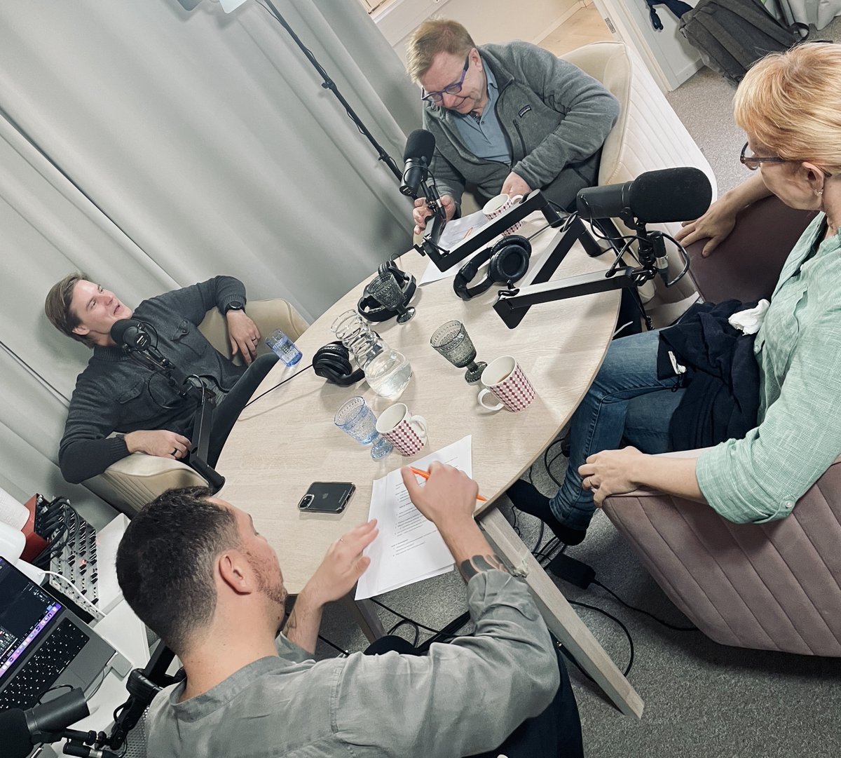 🎧Viimeinen podcastimme on julkaistu! Studiossa @Niko_Soininen @valve_helena ja Markku Ollikainen summaavat hankkeen TRAGORA-lähestymistapaa, eli mitä kestävä sininen siirtymä edellyttää poliittiselta ohjaukselta. @mikaelsokero isännöi 🌊 shows.acast.com/blueadapt/trag…