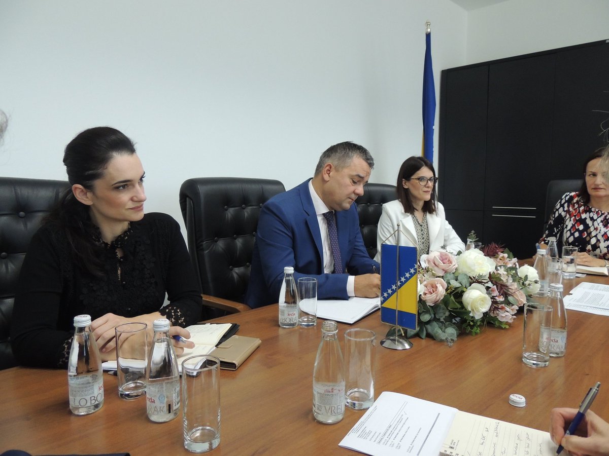 BunozaDavor's tweet photo. S izvjestiteljima Parlamentarne skupštine Vijeća Europe Zsolt Nemeth i @AlexandarMKD o reformi pravosuđa u #BiH, Izbornom zakonu i drugim prioritetnim zakonima za #EU put BiH. Vidljiv pozitivni zamah u procesu usvajanja zakona treba biti nastavljen. 🇧🇦🇪🇺 #PSVE https://t.co/BG68LMQpN3
