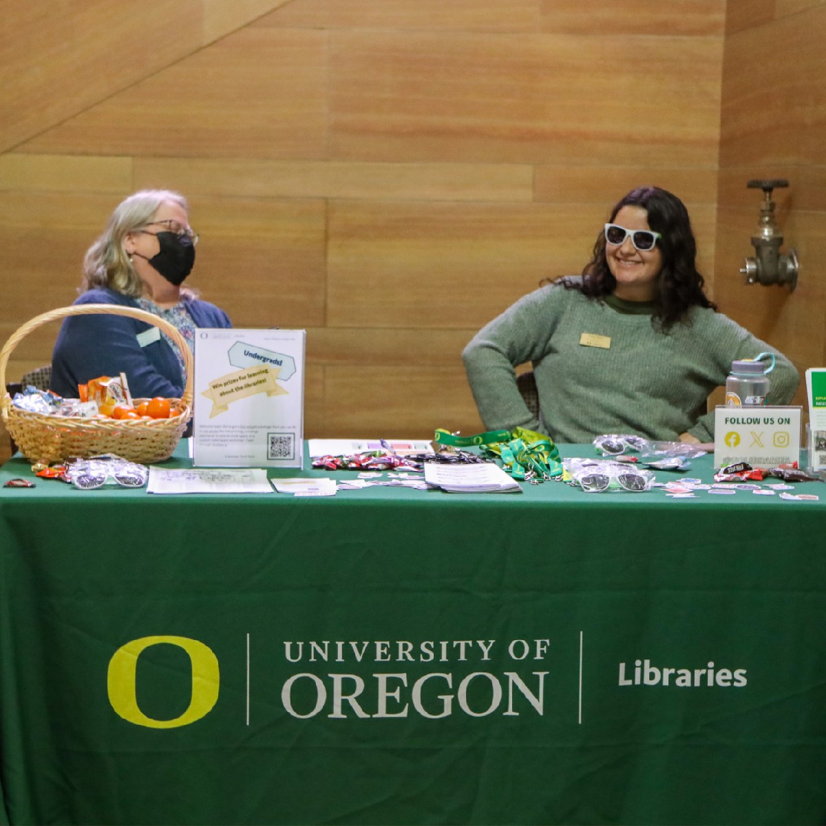 uolibraries's tweet photo. Welcome, Ducks! ๐ฆ Hope you are all enjoying Week 1. ๐๐๐ Stop by a welcome table in Knight Library or Price Science Commons and Research Library to pick up a snack, get some swag, and ask us anything about your libraries!
#UOLibraries https://t.co/5FWMhZ7ySU