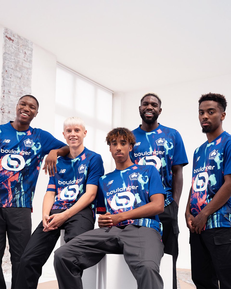 ActuFoot_'s tweet image. 🚨 OFFICIEL !

New Balance dévoile le quatrième maillot du LOSC. 💙🩷

Il met principalement en lumière un monument emblématique de la ville, la Colonne de la Déesse, située au centre de la Grand Place.