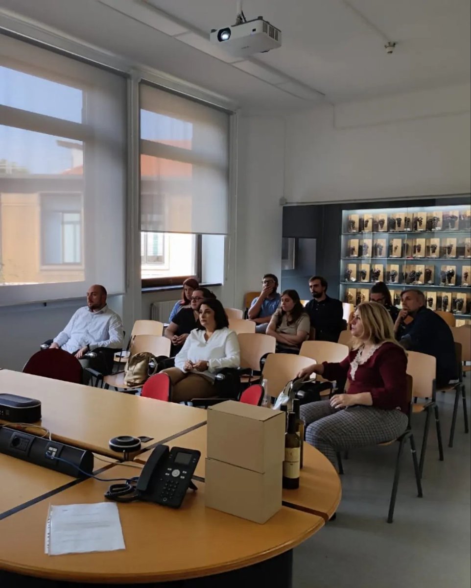 viticoliunimi's tweet photo. Oggi sono state ospiti nel nostro dipartimento, le ricercatrici dell'Università di Bucarest, venute tramite il programma erasmus plus: Marinela Stroe e Mihaela Savu
In questa sede ci sono state le presentazioni di di @Ricciardi_V94, Davide Bianchi e Marinela Stroe
#viticoltura https://t.co/SN5RoD0Xzc